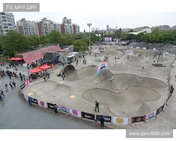 重庆滑板队在极限运动嘉年华中以82分稳居积分榜首位